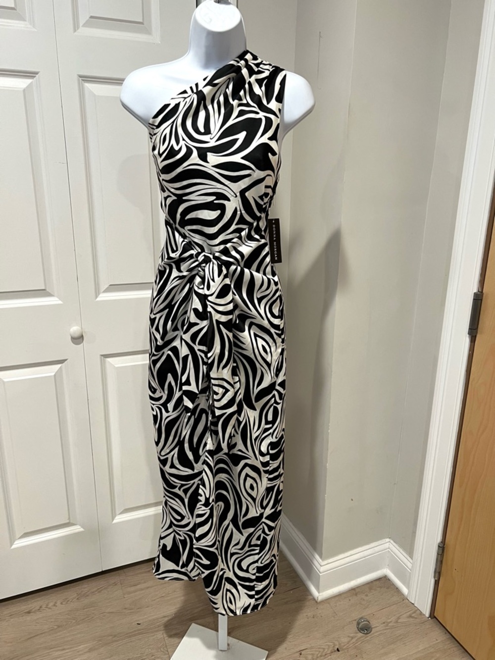 NWT Donna Morgan Printed One-Shoulder Black/White Tie Waist Dress